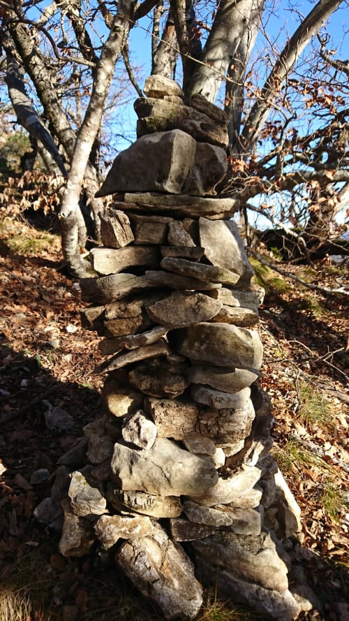 Joli Cairn sur le chemin conduisant au sommet du Mont rachat