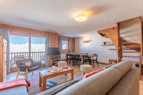 Warm and cozy interior of the CosyArc - Le saint-Bernard apartment in Arc 1800 with mountain views