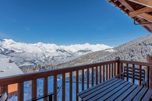 Panoramic view from the balcony of the CosyArc apartment in Arc 1800 overlooking Mont Blanc, the snowy Alps, and nearby ski slopes