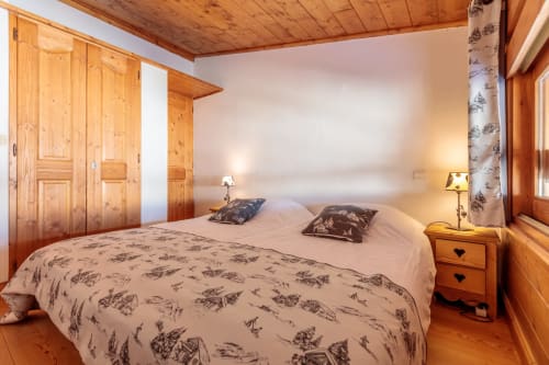 Cosy wooden bedroom of the CosyArc Saint-Bernard apartment in Arc 1800, ski-in/ski-out with views of Mont Blanc