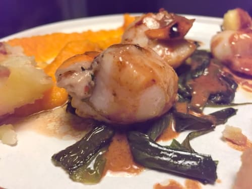 Assiette raffinée de noix de Saint-Jacques aux segments d'orange et légumes verts à La Bageatière, Lépin-le-Lac