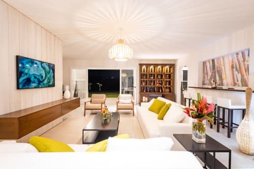 Salon de la Maison décoré avec goût. Retrouver le confort de votre maison, le style et design des meilleurs architectes d'intérieur, le tout sous le soleil de Martinique pendant vos vacances. La Maison de Bel Air. Location saisonnière de luxe, Le Vauclin, Martinique, Antilles Françaises. Villa Martinique à louer pour vos vacances. Villa adaptée pour 8 personnes, 10 personnes ou 12 personnes.
