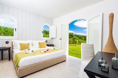 Master Bed room et son lit king size. Configuration idéale pour voyager entre amis ou en famille. La Maison de Bel Air. Location saisonnière de luxe, Le Vauclin, Martinique, Antilles Françaises. Villa Martinique à louer pour vos vacances. Villa adaptée pour 8 personnes, 10 personnes ou 12 personnes.