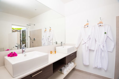 Salle de bain d'une master bed room La Maison de Bel Air. Location saisonnière de luxe, Le Vauclin, Martinique, Antilles Françaises. Villa Martinique à louer pour vos vacances. Villa adaptée pour 8 personnes, 10 personnes ou 12 personnes.
