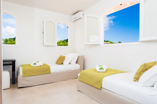 Chambre d'enfants pouvant être modifié soit avec 4 lits pour les familles nombreuses, soit en formant un lit king size pour accueillir un couple. La Maison de Bel Air. Location saisonnière de luxe, Le Vauclin, Martinique, Antilles Françaises. Villa Martinique à louer pour vos vacances. Villa adaptée pour 8 personnes, 10 personnes ou 12 personnes.
