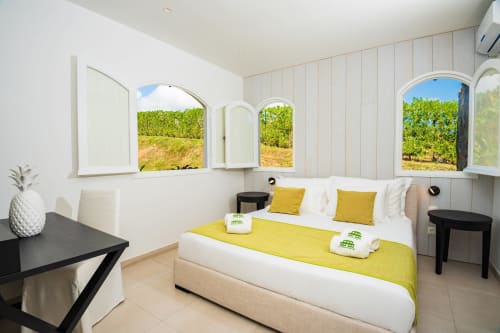 Grande chambre. Lit King Size, salle de bain privative. Master Bedroom. La Maison de Bel Air. Location saisonnière de luxe, Le Vauclin, Martinique, Antilles Françaises. Villa Martinique à louer pour vos vacances. Villa adaptée pour 8 personnes, 10 personnes ou 12 personnes.