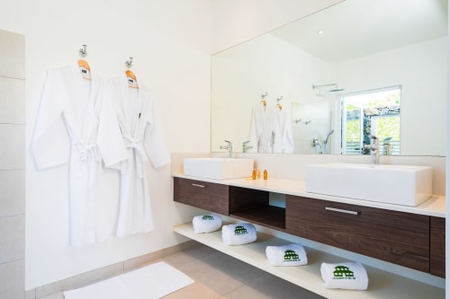 Salles de bain dignes d'un hôtel 5 étoiles.  La Maison de Bel Air. Location saisonnière de luxe, Le Vauclin, Martinique, Antilles Françaises. Villa Martinique à louer pour vos vacances. Villa adaptée pour 8 personnes, 10 personnes ou 12 personnes.