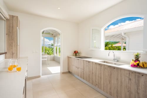 Cuisine équipée ouverte sur le jardin. Idéal pour vos vacances au soleil. La Maison de Bel Air. Location saisonnière de luxe, Le Vauclin, Martinique, Antilles Françaises. Villa Martinique à louer pour vos vacances. Villa adaptée pour 8 personnes, 10 personnes ou 12 personnes.