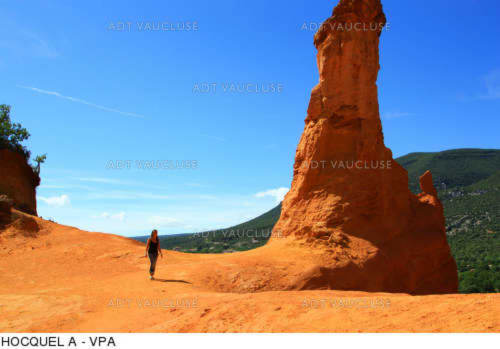 Roussillon, le sentier des ocres, le Mas des Arômes, gite et table en Provence®