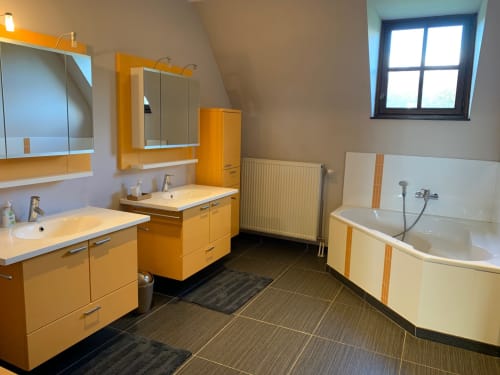 Grande salle de bain orange