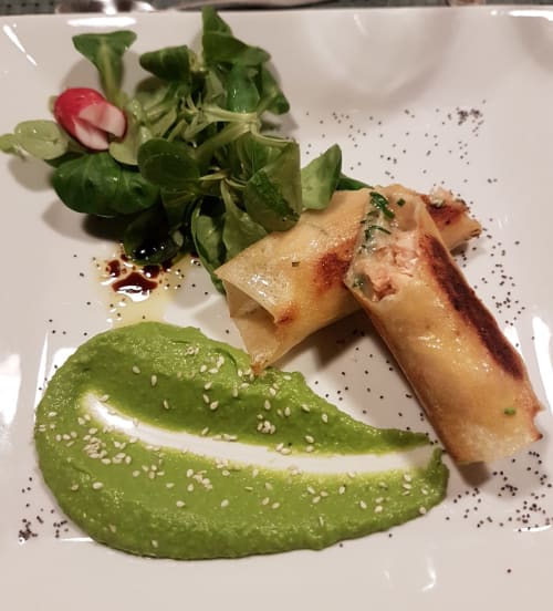 Assiette de La Bageatière : rouleau d'entrée, purée d'avocat vert, pousses et garniture de radis