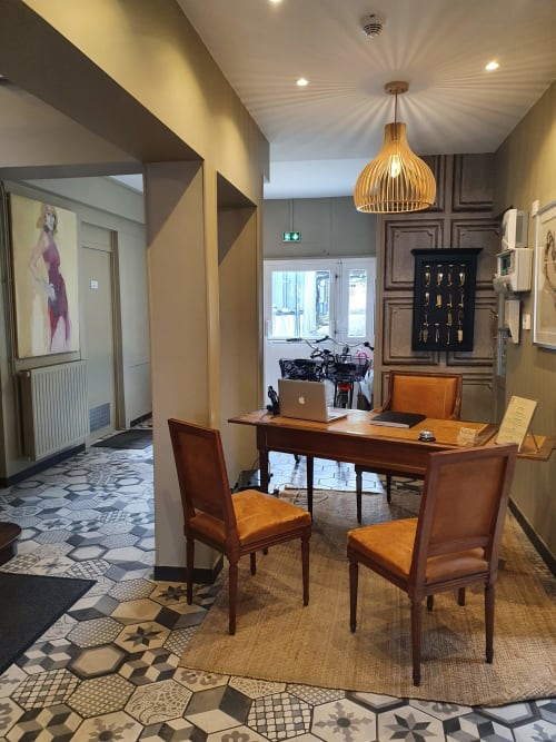 Réception de l'hôtel Les Cabines à Houlgate avec mobilier en bois et luminaires suspendus