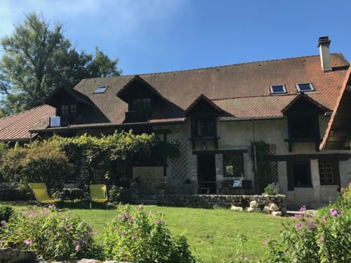 La Bageatière, charmante maison d'hôtes à Lépin-le-Lac avec jardins soignés et toiture en terre cuite