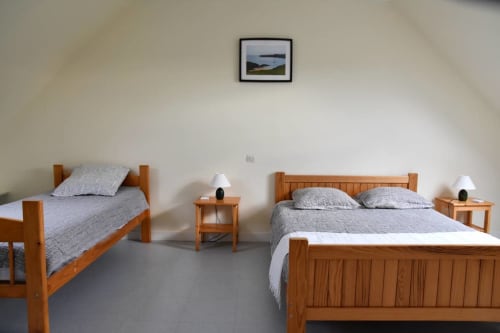 Chambre 1 : un grand lit et un lit simple - Maison "Les Grands Sables" - 4 à 8 personnes - location vacances à Belle île en mer - les maisons de Kerdavid'île