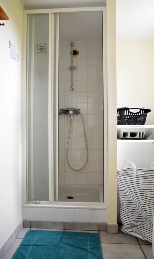 Salle d'eau au RDC - Maison "Les Grands Sables" - 4 à 8 personnes - location vacances à Belle île en mer - les maisons de Kerdavid'île
