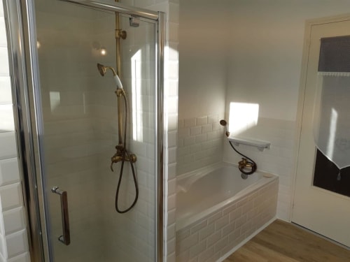 La salle de bain du Pavillon avec douche et baignoire