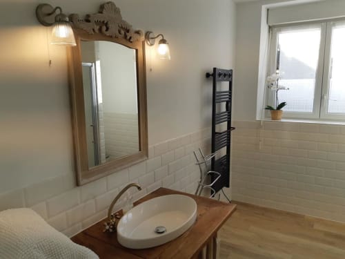 Le coin lavabo salle de bain du Pavillon avec son sèche serviette électrique