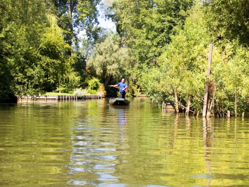 Homme en barque naviguant Hortillonnages Amiens Baie de Somme Saint-Valéry Le Crotoy gîtes les granges de la baie