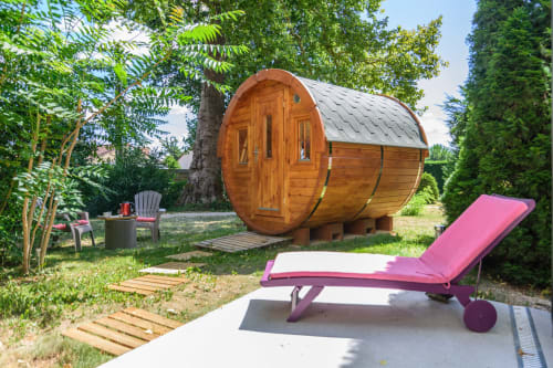 Pour ceux qui aime le camping amélioré avec petit salon de jardin privé et bains de soleil