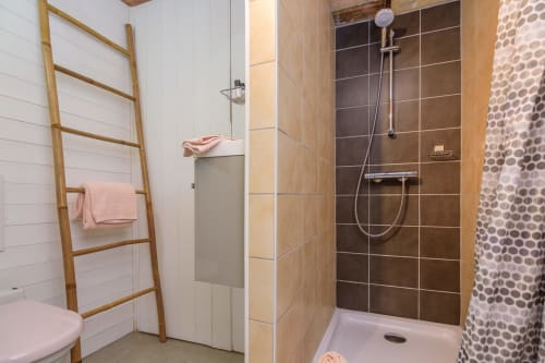 Salle de bain avec peignoirs, 2 grandes serviettes et deux petites, produits de douche et sèche cheveux. WC dans la salle de bain