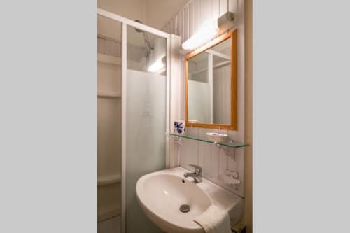 Salle de bain de l'appartement amiral Royal 
Navy
appartement Royal Navy location saisonnière location courte durée airbnb dunkerque plage booking dunkerque appartement cuisine moderne dunkerque appartement moderne dunkerque logement dunkerque plage hébergement Dunkerque location meublés appartement standing plage séjour dunkerque