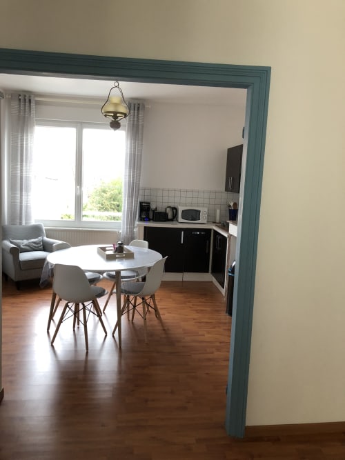 vue d'ensemble du salon Royal Navy
appartement Royal Navy location saisonnière location courte durée airbnb dunkerque plage booking dunkerque appartement cuisine moderne dunkerque appartement moderne dunkerque logement dunkerque plage hébergement Dunkerque location meublés appartement standing plage séjour dunkerque