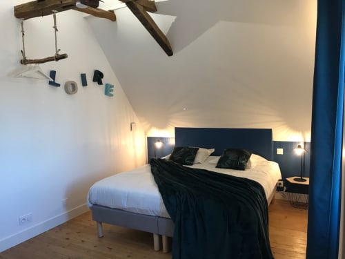 chambre double au 2e étage du Logis escale grand gite saumur, avec vue sur la Loire