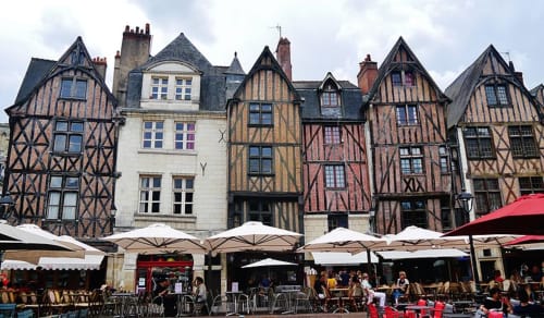 Place Plumereau, près de La Grange Dîmière, maison d'hôte de charme en Touraine