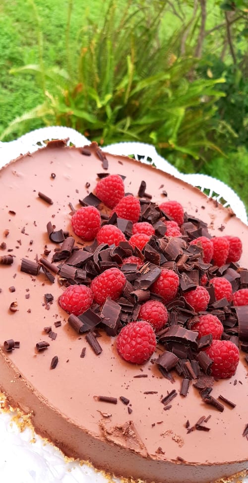 Cheesecake vegan au chocolat et fruits rouges, Partenaire artisan traiteur chez Casa Claudina casa-claudina.com - Fabrice RAMOS est joignable par téléphone/WhatApps +351 912 980 571 ou par mail : havana.caipirinha@hotmail.fr   Location villa à proximité de vilamoura, Quarteira et Almancil pour vos vacances, vos évènements,  fêtes ou groupes jusqu'à 20 personnes. Location villa avec grande terrasse en bois pour 16 personnes et grande piscine chauffée située en Algarve au Portugal à Loule.