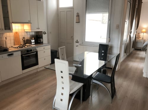 Table à manger appartement amiral Royal 
Navy
appartement Royal Navy location saisonnière location courte durée airbnb dunkerque plage booking dunkerque appartement cuisine moderne dunkerque appartement moderne dunkerque logement dunkerque plage hébergement Dunkerque location meublés appartement standing plage séjour dunkerque