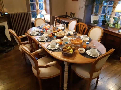 Un des copieux petits-déjeuners français servi en intérieur
