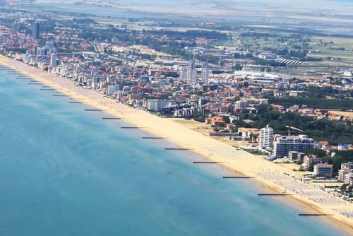 Venezia, Hotel, Offerte Hotel, Gondola, Musei, Tour delle isole, Murano, Burano, Torcello, Vetrerie, Palazzo Ducale, Mercato di Rialto, Bacari, Peggy Guggenheim, Vaporetto, Ristoranti, Osterie, Stellati, Spiaggia, Chioggia, Padova, Dolo, Palladio, Albergo, 3 stelle, Biennale, Festival del cinema, Terme, Prosecco, Abano terme, Basilica di San Marco, Sant'Antonio, Ca' Foscari, casinò, Jesolo, Caorle, Cavallino, Comfort, casa, accoglienza, offerte, bonus vacanze, smartbox, regalbox, wonderbox, booking, expedia, hrs, crociere, Villa Pisani, Ville venete, Riviera del Brenta, parcheggio gratuito, Treviso, Piste Ciclabili, business, famiglie, coppie, maschere, Dogi, Spritz, murrina, aperitivo, camera matrimoniale, camera singola, camera tripla, colazioni, cornetti, Laguna, Hilton, Marriott, nh, arsenale,  venezia football club, galleria dell’accademia, museo correr, arte, danza, architettura, san valentino, città romantica, Teatro La Fenice, Opera, Tom Cruise, Mission Impossible, reception, Giardini, Isola degli Armeni, San giorgio maggiore, Giudecca, Shopping, Louis Vuitton, Chanel, Prada, Gucci, Valentino, Armani, Zara, Mango, Fondaco dei Tedeschi, Ponte di Rialto, Ponte dell’Accademia, Stazione Santa Lucia, Aeroporto Marco Polo, Caffè Florian, Hard Rock Cafè, Mc Donalds, Old Wild West, Gelaterie, Rolex, Cartier, Cipriani, wi- fi, viaggiare, visitare venezia, citybreak, Hotel a Venezia, Tripadvisor.