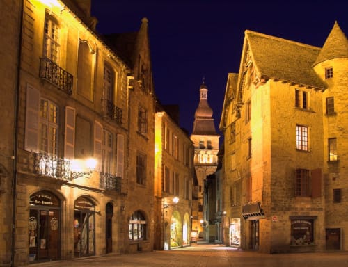 Domaine des Pierres Blanches Sarlat la Caneda ruelles médiévales atmosphère de nuit
