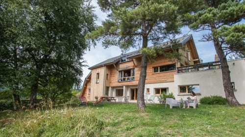 Le jardin verdoyant de la maison d'hôtes agathe et sophie