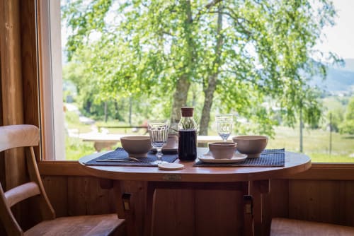 Petit déjeuner bio et local avec vue sur le jardin de la maison d'Agathe et sophie