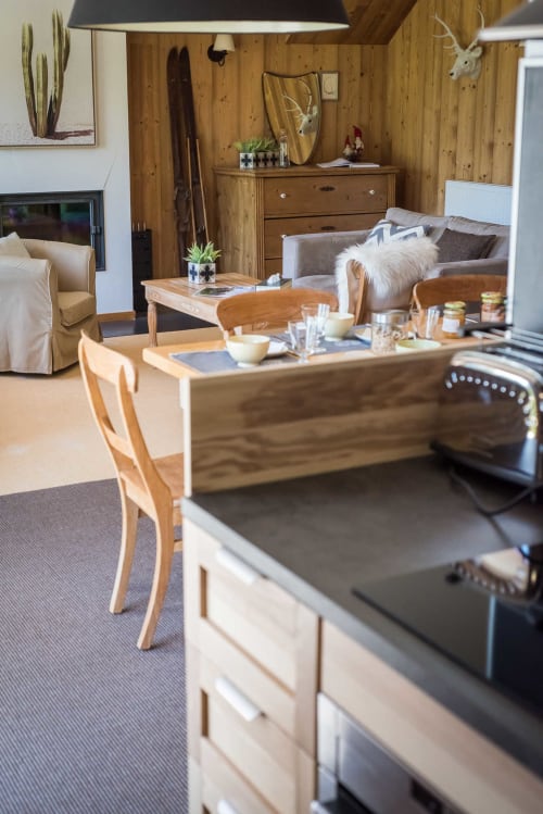 Coin cuisine ouvert sur le salon de la maison d'Agathe et sophie