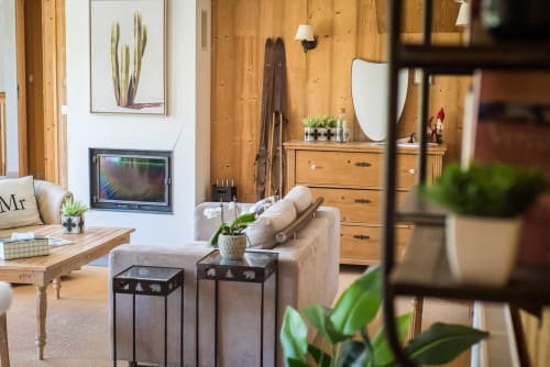 Le salon avec cheminée de la maison d'Agathe et sophie