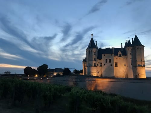 Magnifique vue du château de Saumur au coucher du soleil en été