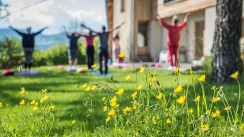 Faire du yoga dans le vercors, dans le jardin de la maison d'Agathe et sophie