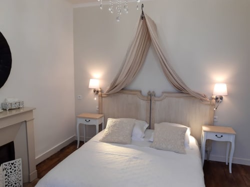 Vue du lit 160x200 avec liseuses et prises à hauteur