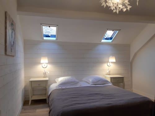 Le charme de la chambre “parents” du Pavillon avec un lit 160x200, liseuses et prise à hauteur