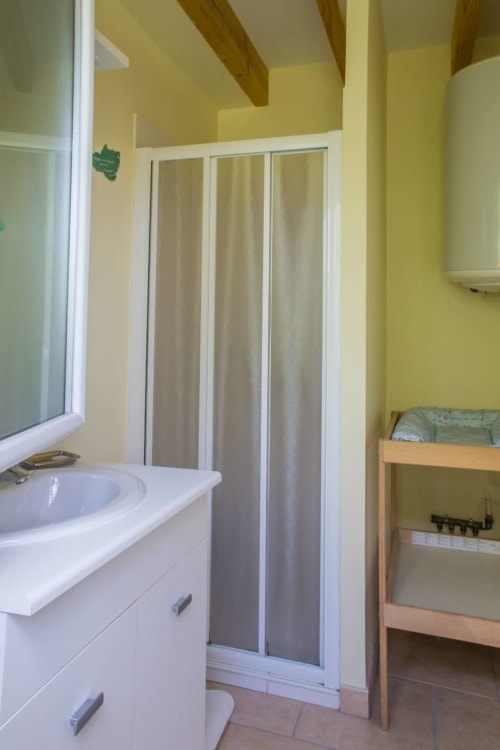Salle d'eau avec douche et machine à laver -maison "La Biche" - 2 à 4 personnes - location vacances à belle ile - les maisons de Kerdavid'île
