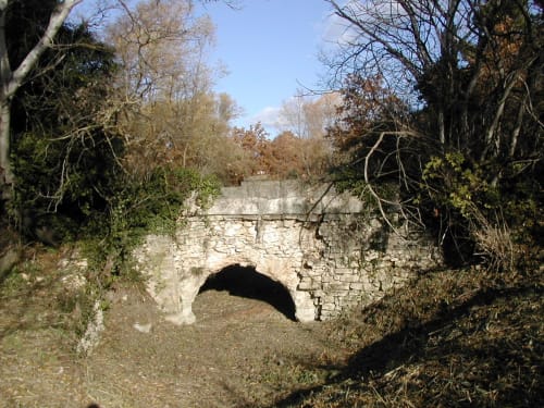 vieil aqueduc au bout du jardin - Mas Saint Jacques