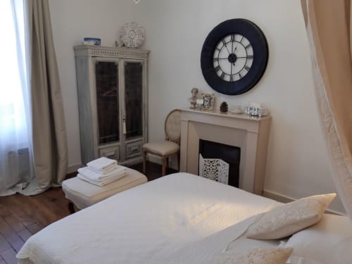 Vue générale de la chambre depuis l’entrée