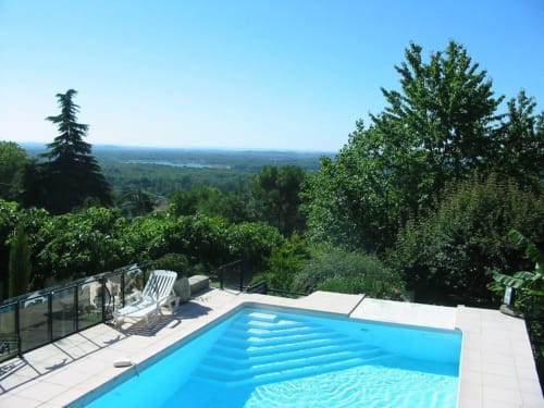 Piscine privée de La Villa du Rhône à Miribel, proche du Grand Parc Miribel-Jonage et du lac. destination nature, détente  et activités nautiques.