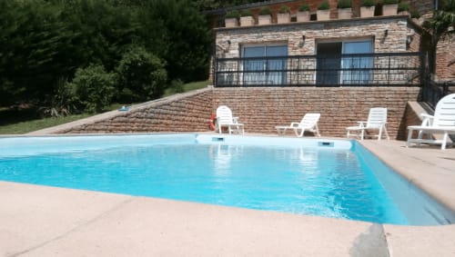 piscine privée de la villa du rhone avec chaise longue et vue incroyable !