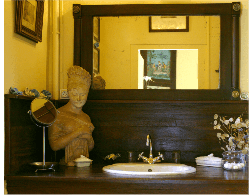 guest room - château- Loire - stay - wedding - weekend - Le mans - bathtub - bathroom
