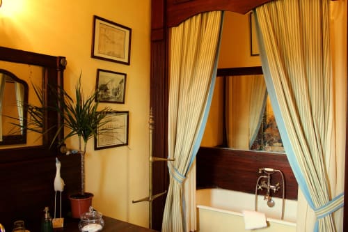 guest room - château- Loire - stay - wedding - weekend - Le mans - bathtub - bathroom
