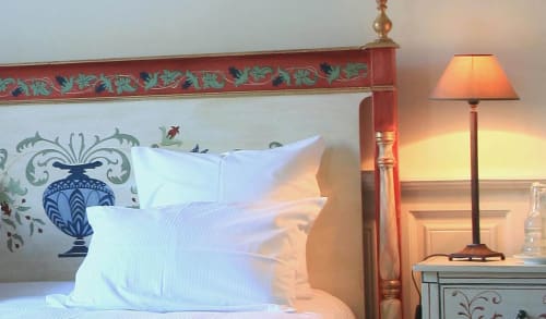 Chambre de l'Amiral Manoir de la Fieffe détail lit et chevet