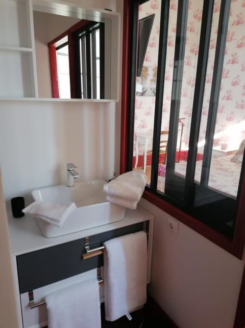 Salle de bain attenante à la suite 